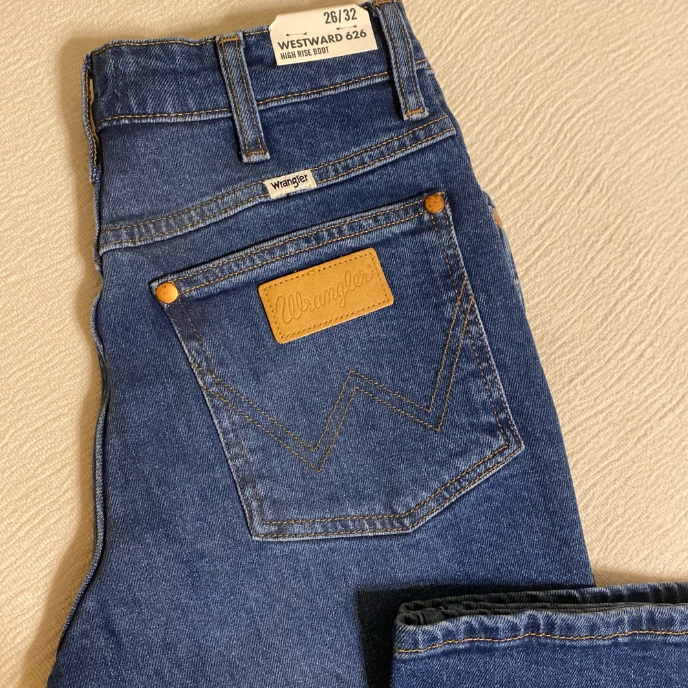 Wrangler women’s Size 26 x 32 Dusty Dark Westward 626 modern boot cut jean